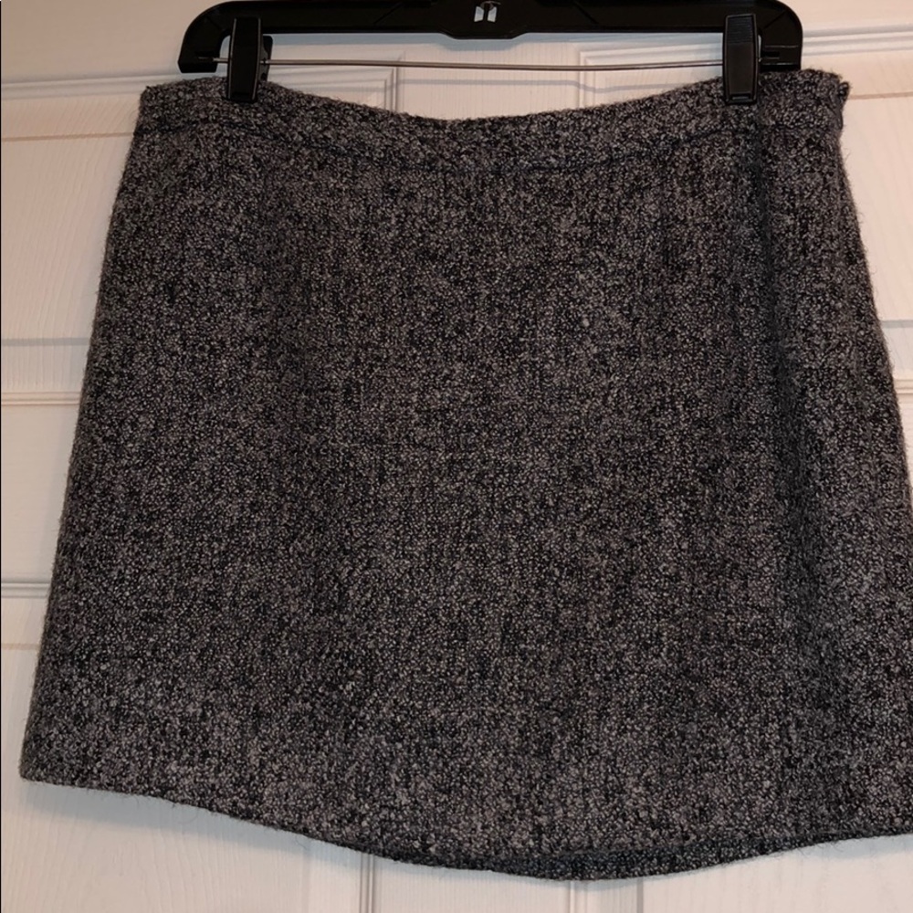 Grey polyester/wool skirt, inner lining